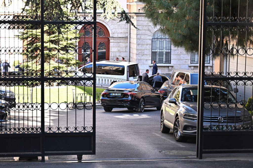 Η διπλωματία παίρνει -προσωρινά- το λόγο: Στην Κωνσταντινούπολη το επόμενο… τεστ για Ουκρανία και Ρωσία