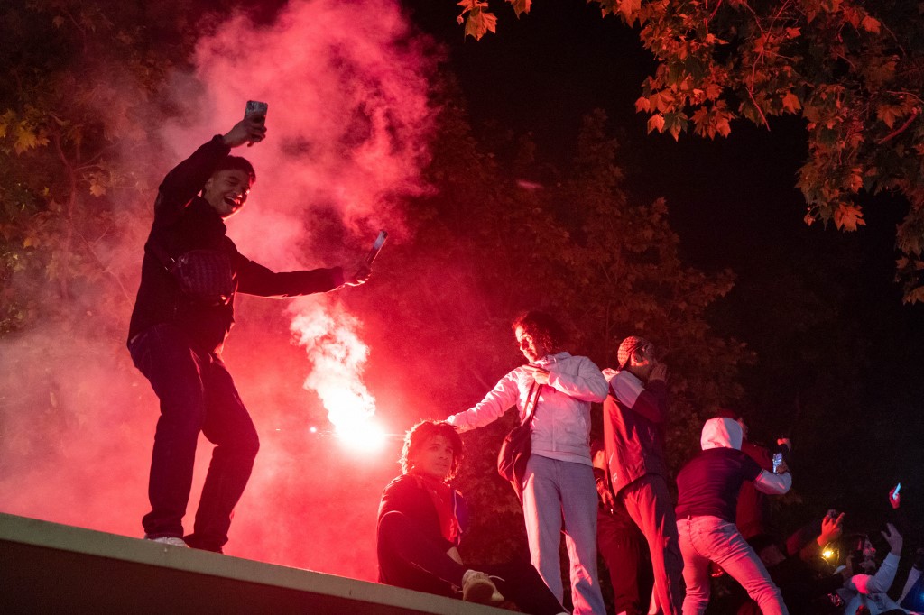 Χάος στο Παρίσι: Αυτοκίνητο έπεσε σε πλήθος οπαδών μετά τον αγώνα της Παρί Σεν Ζερμέν (vids)
