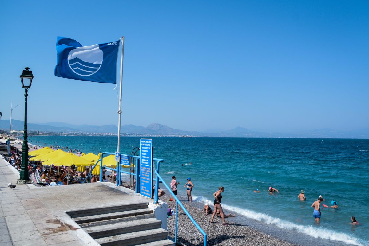 Γαλάζιες Σημαίες 2025: Στη 2η θέση παγκοσμίως η Ελλάδα με 623 βραβευμένες ακτές
