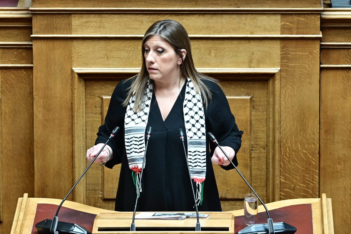 Με παλαιστινιακή μαντίλα στη Βουλή η Ζωή Κωνσταντοπούλου – Η απάντηση Μαρινάκη (pics)
