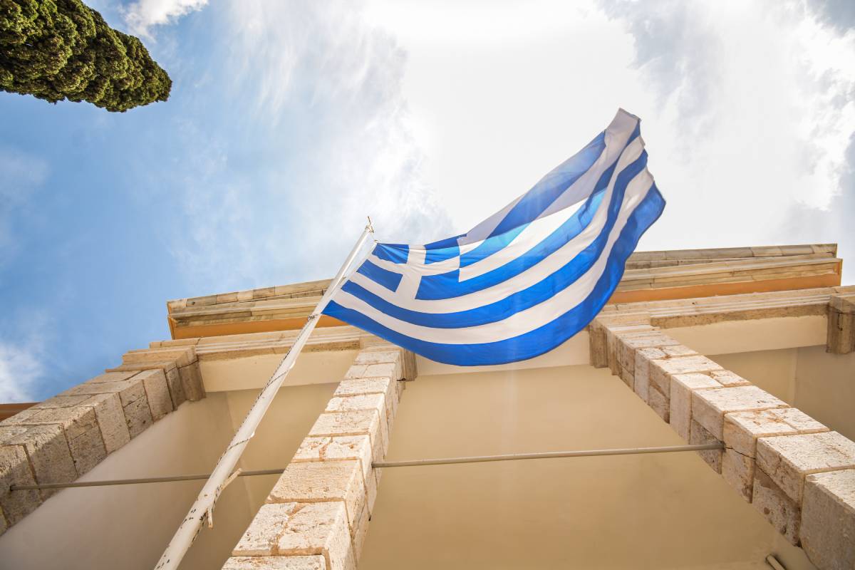 Ελληνική οικονομία: Τα δημοσιονομικά ρεκόρ και οι απειλές που βλέπει η Κομισιόν