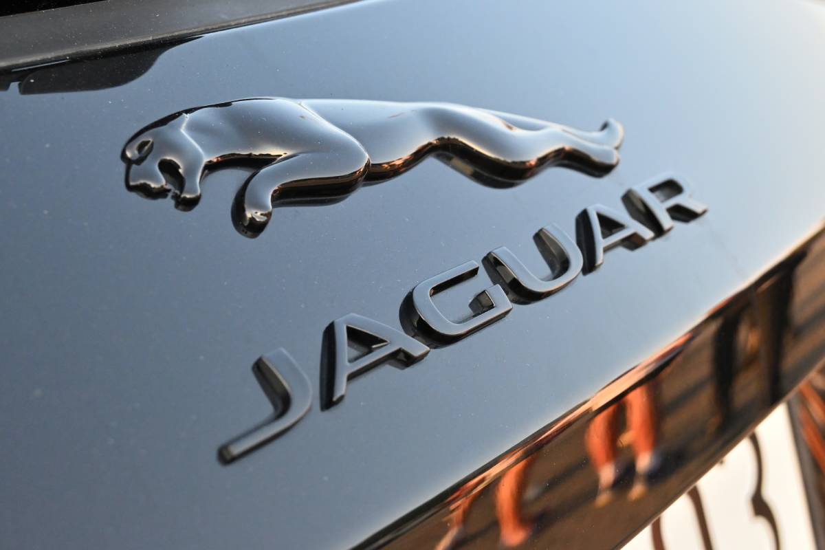 Jaguar Land Rover: «Φρένο» στην παραγωγή στις ΗΠΑ λόγω των δασμών Τραμπ