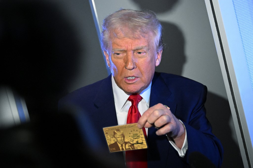 «Trump Card»: Η υπηκοότητα των ΗΠΑ με 5 εκατ. δολάρια και την υπογραφή Τραμπ
