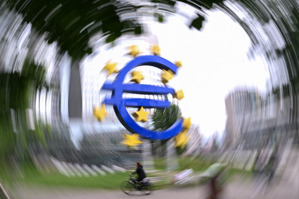 Στουρνάρας: Αν χρειαστεί, θα μειώσουμε και άλλο τα επιτόκια – Προειδοποίηση για πληθωρισμό, δασμούς και ευρώ