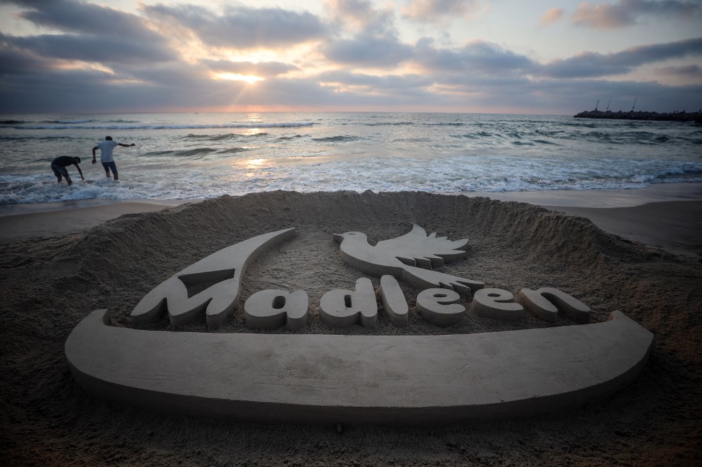 Madleen: Οι ακτιβιστές του ιστιοφόρου οδηγούνται σε αεροδρόμιο για να απελαθούν