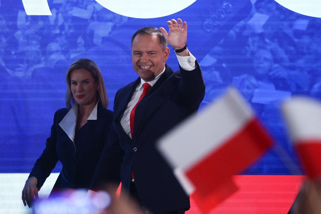 Οριακή νίκη του ευρωσκεπτικιστή Κάρολ Ναβρότσκι στην Πολωνία – Πλήγμα για την κυβέρνηση Τουσκ
