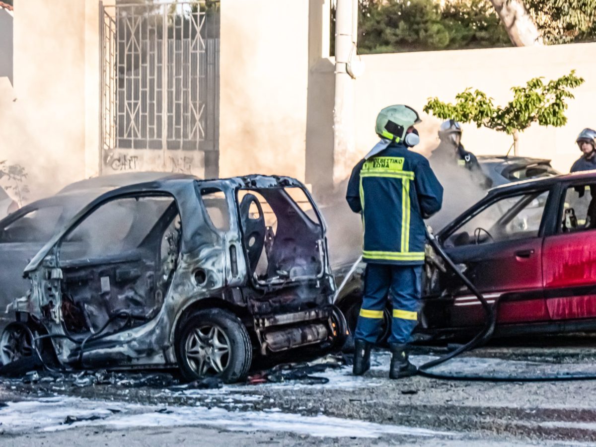 Φωτιά σε σταθμευμένα αυτοκίνητα στη Νέα Σμύρνη – Συναγερμός στην Πυροσβεστική (vid & pics)