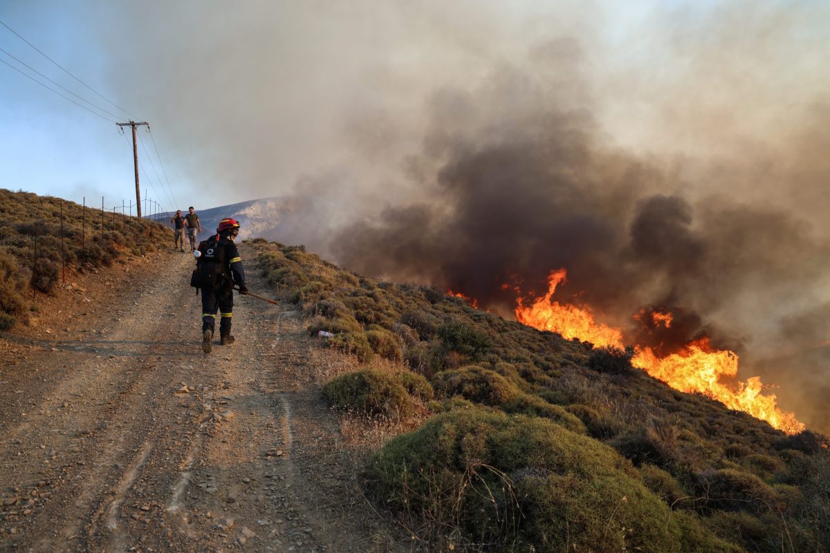 Φωτιά στη Χίο: Εκκενώσεις, συνεχείς ρίψεις και μάχη με τους ανέμους