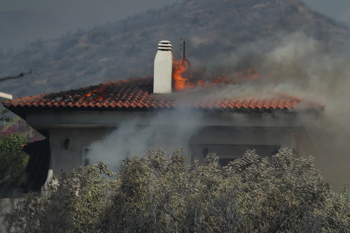 Εφιαλτική ημέρα στην Παλαιά Φώκαια με κατοικίες παραδομένες στις φλόγες – Τι λένε οι Αρχές, τι προβλέπεται για αύριο