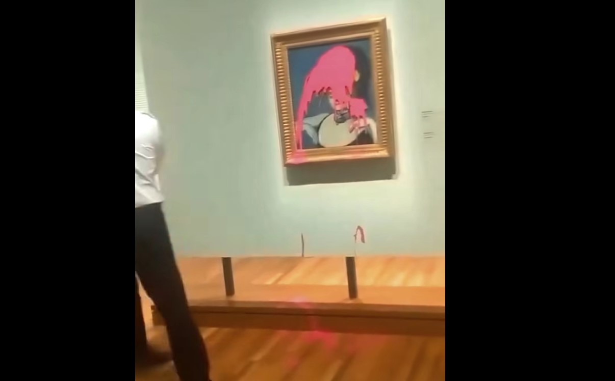 Ακτιβιστής έριξε μπογιά σε πίνακα του Πικάσο – Δείτε το βίντεο
