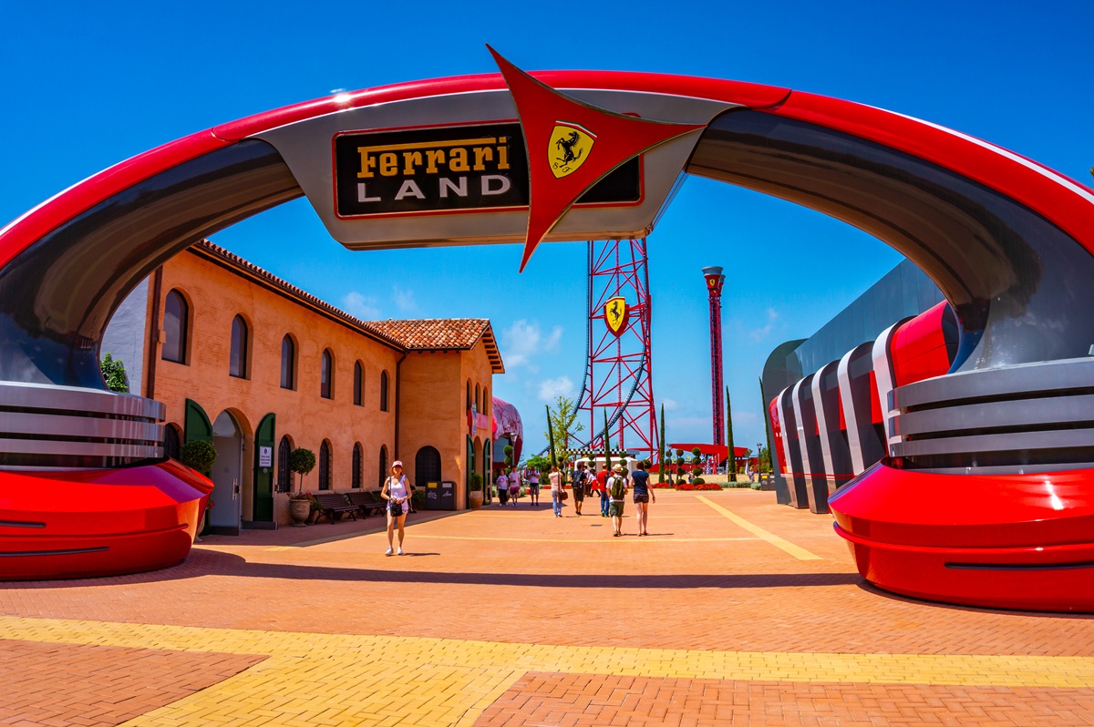 Ferrari Land: Το θεματικό πάρκο-όνειρο που συνδυάζει ταχύτητα, πολυτέλεια και ιταλικό ταμπεραμέντο
