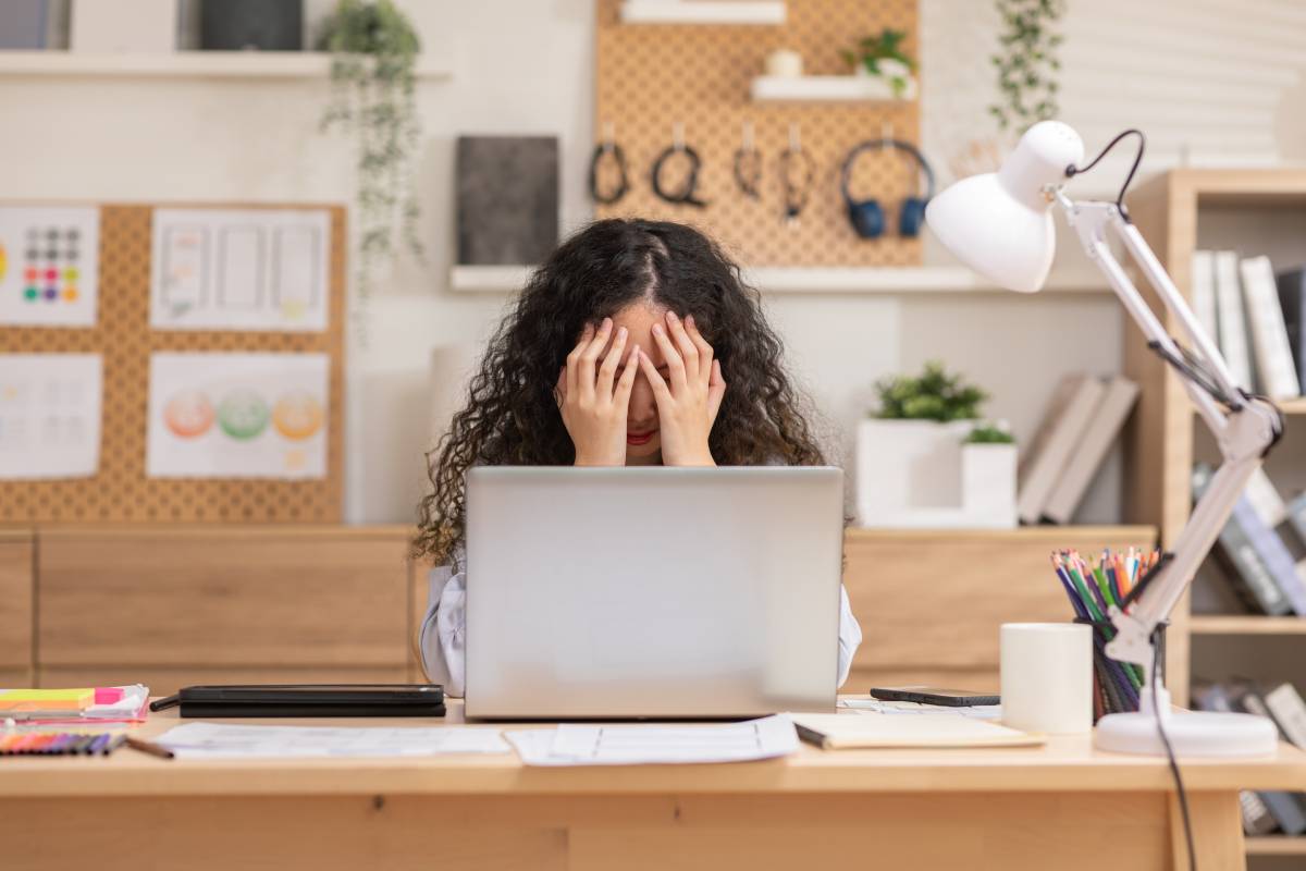 Digital fatigue: Γιατί κουραστήκαμε από τις οθόνες και τι κάνουμε γι’ αυτό