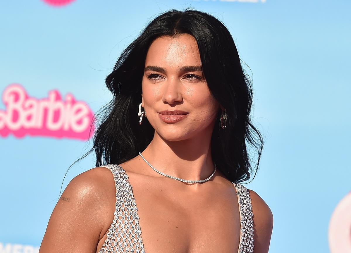 Η Dua Lipa αρραβωνιάστηκε και το δαχτυλίδι της αξίζει όσο ένα διαμέρισμα στο Λονδίνο