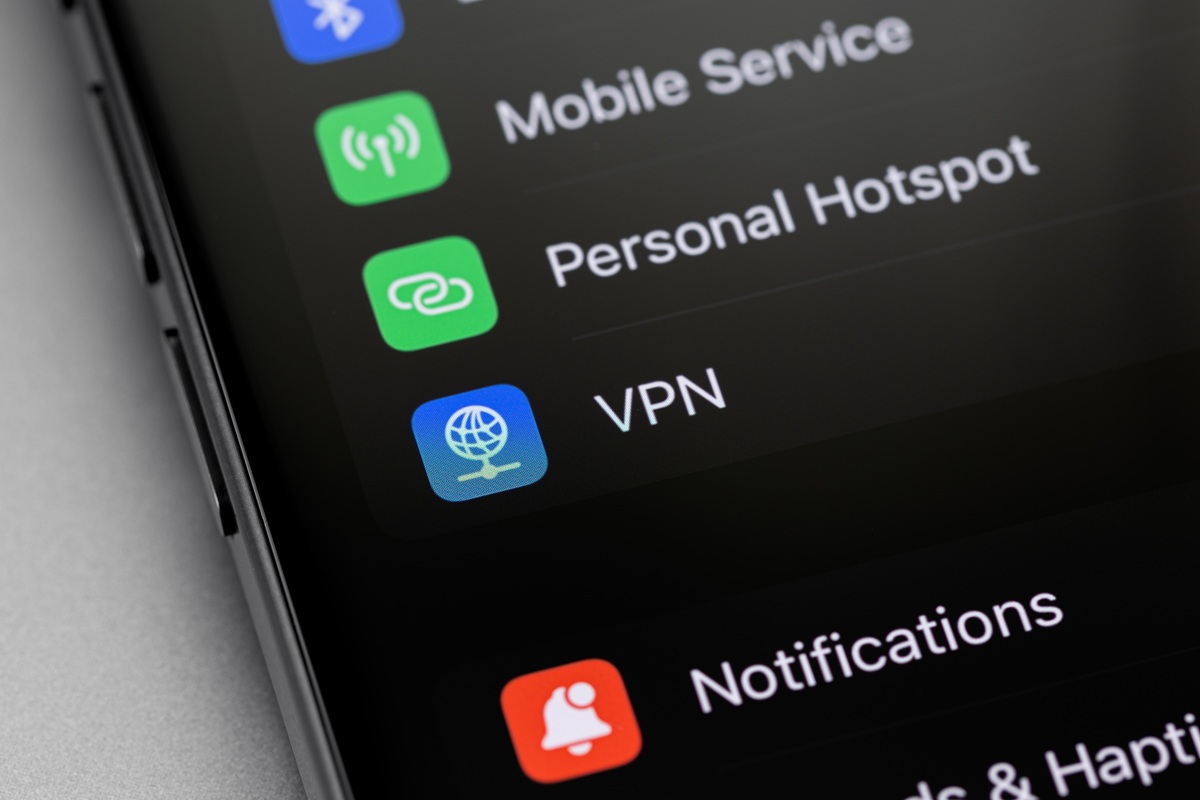 Είναι τα VPN ασφαλή με τις αρχές να κυνηγούν τα παράνομα downloads και streaming;