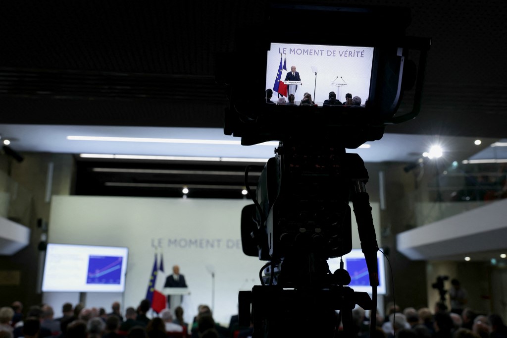 Σε σοκ η Γαλλία: Εντείνονται οι αντιδράσεις – Οι κίνδυνοι από τα μέτρα Μπαϊρού