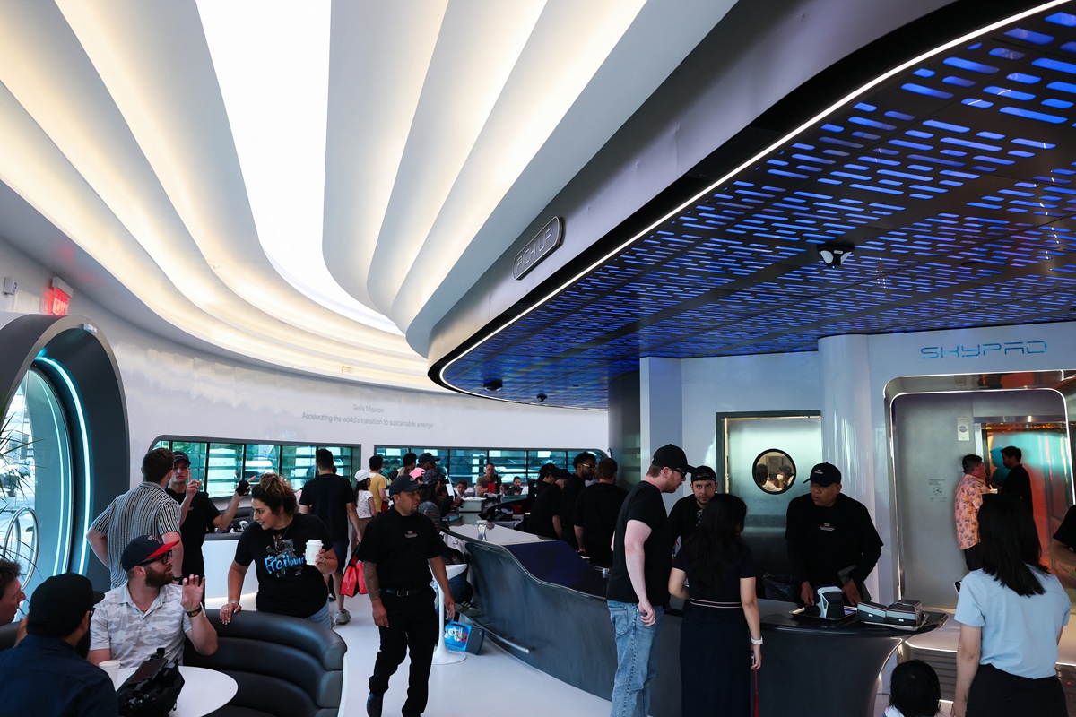 Ο Έλον Μασκ άνοιξε το πρώτο Tesla Diner στο Χόλιγουντ με… ρομπότ που σερβίρει ποπκορν (video)