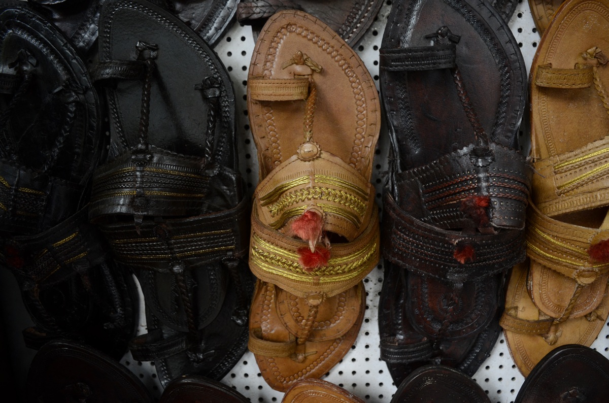 Kolhapuri sandals, Prada και Ινδία: Πώς η μόδα έγινε πεδίο πολιτισμικής έντασης και συνεργασίας