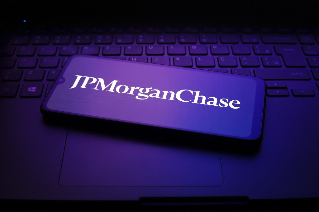 JP Morgan: Ισχυρό σήμα εμπιστοσύνης στις ελληνικές τράπεζες – Οι νέες τιμές-στόχοι