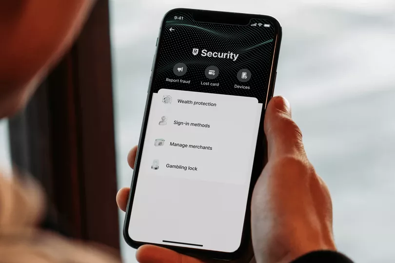 Οι Έλληνες σε επιφυλακή: Έρευνα της Revolut αποκαλύπτει διαφορετικούς φόβους για την ασφάλεια στα ταξίδια ανά γενιά