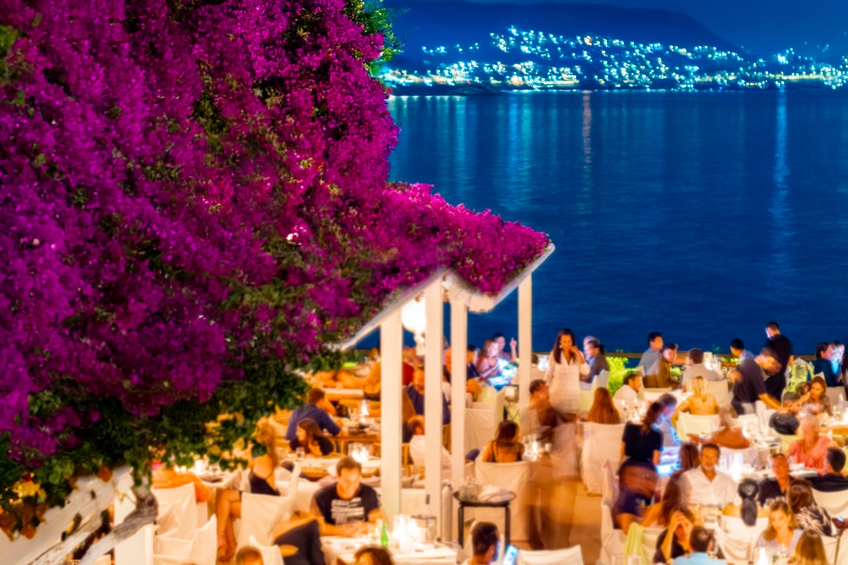 Γεύσεις, ήχος και θάλασσα: Το Island Club & Restaurant μετατρέπει τις νύχτες στην Αθήνα σε καλοκαιρινές αναμνήσεις