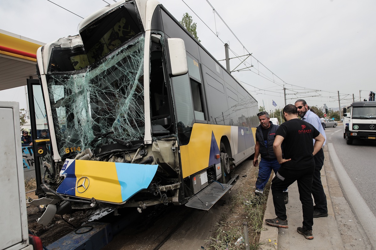 Σοβαρό τροχαίο στη Βούλα – Σύγκρουση λεωφορείων με 32 τραυματίες