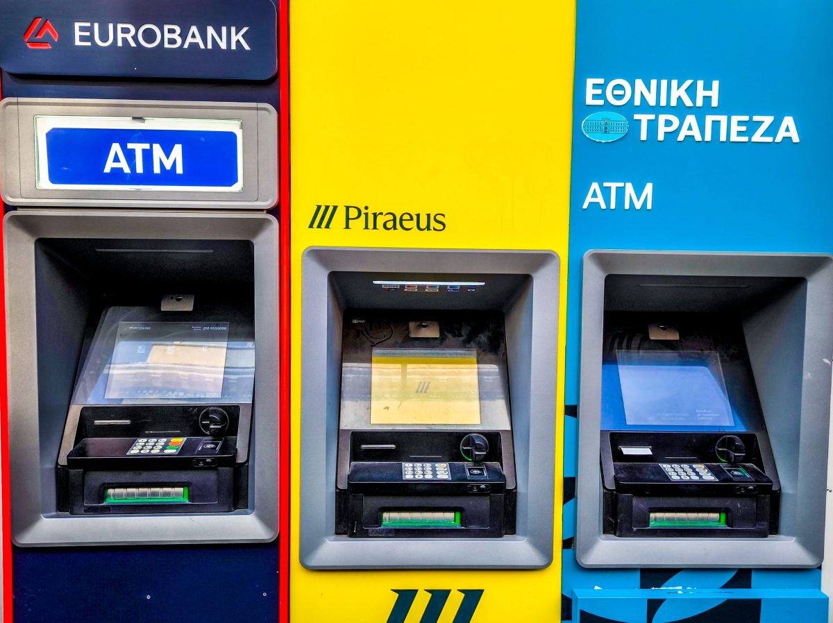 Τραπεζικές χρεώσεις στα ATM – Τι αλλάζει για αναλήψεις, υπόλοιπα και εμβάσματα