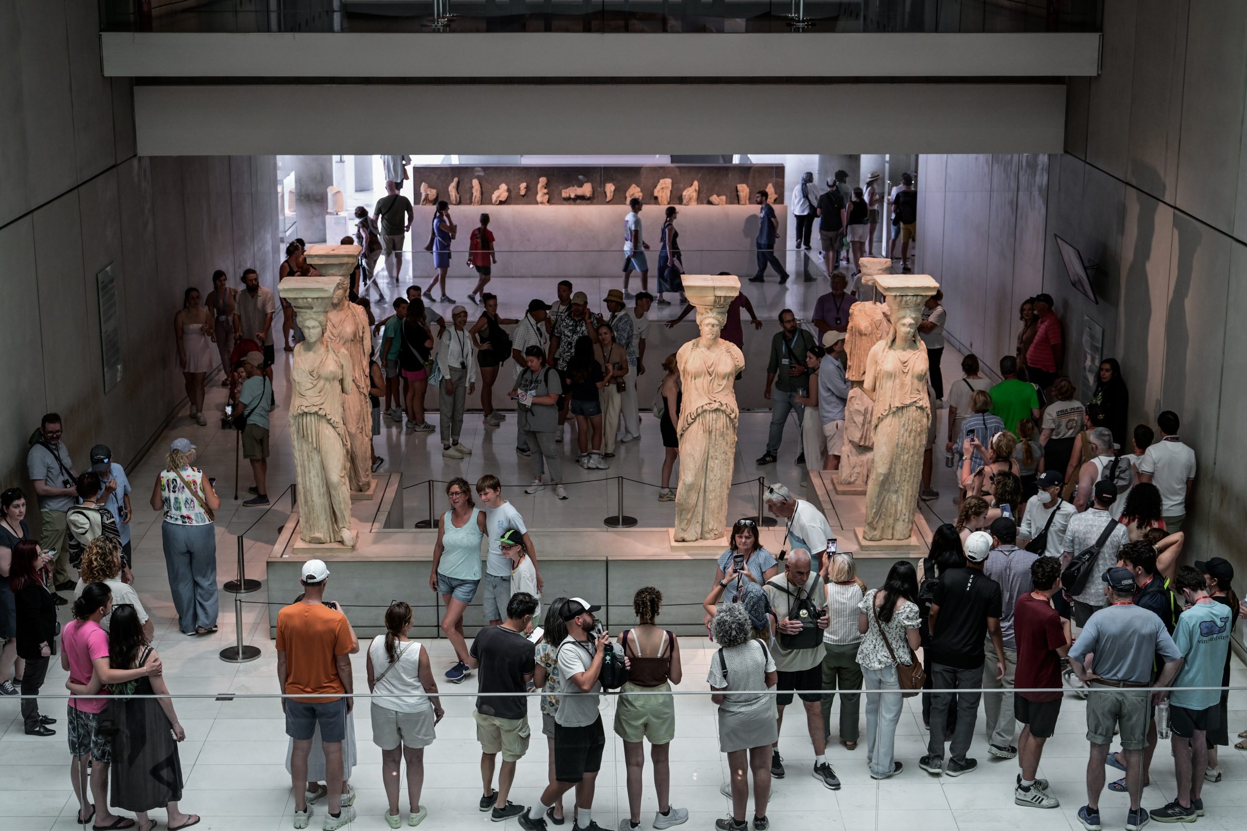 Περισσότερα έσοδα με λιγότερους επισκέπτες – Η νέα εικόνα του ελληνικού τουρισμού