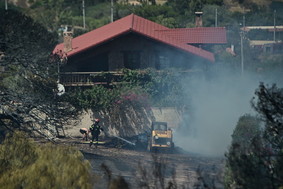 Σε ύφεση η φωτιά στο Κορωπί – Ζημιές σε σπίτια