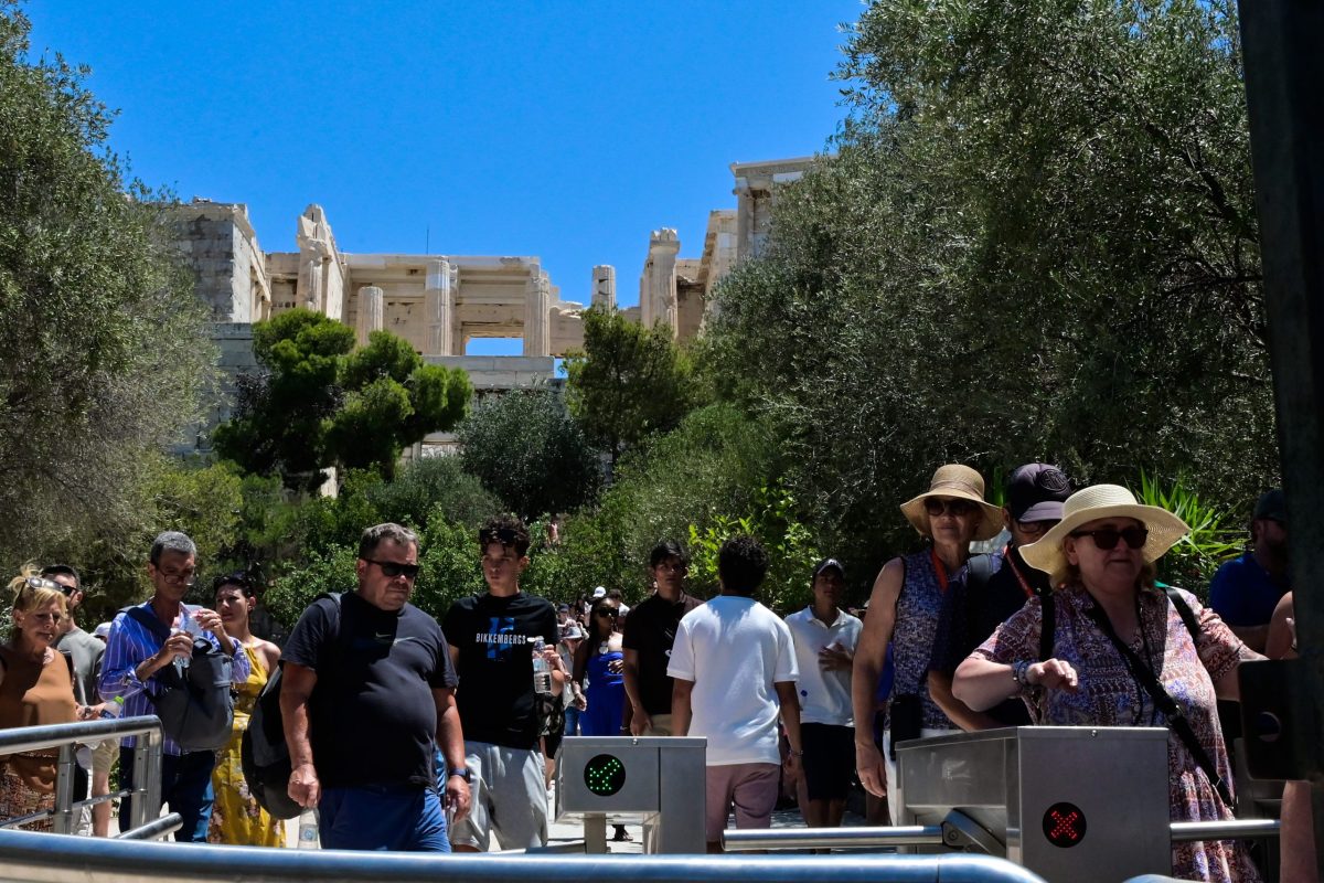 Ελληνικός τουρισμός: Γιατί πέφτουν τα έσοδα παρά την άνοδο στις αφίξεις;