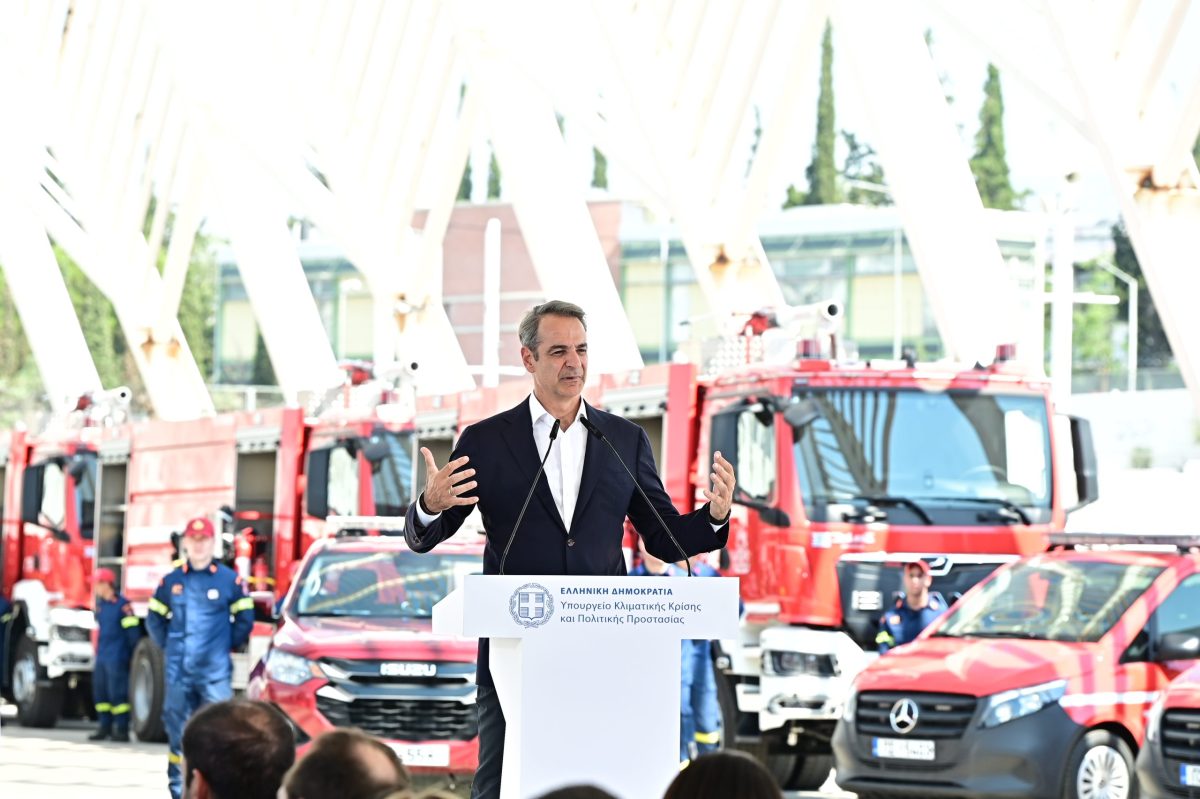 Μητσοτάκης για πυρκαγιές: Αντιπαρατάσσουμε τις περισσότερες δυνάμεις που είχαμε ποτέ – Παραδόθηκαν 164 νέα οχήματα στην Πυροσβεστική