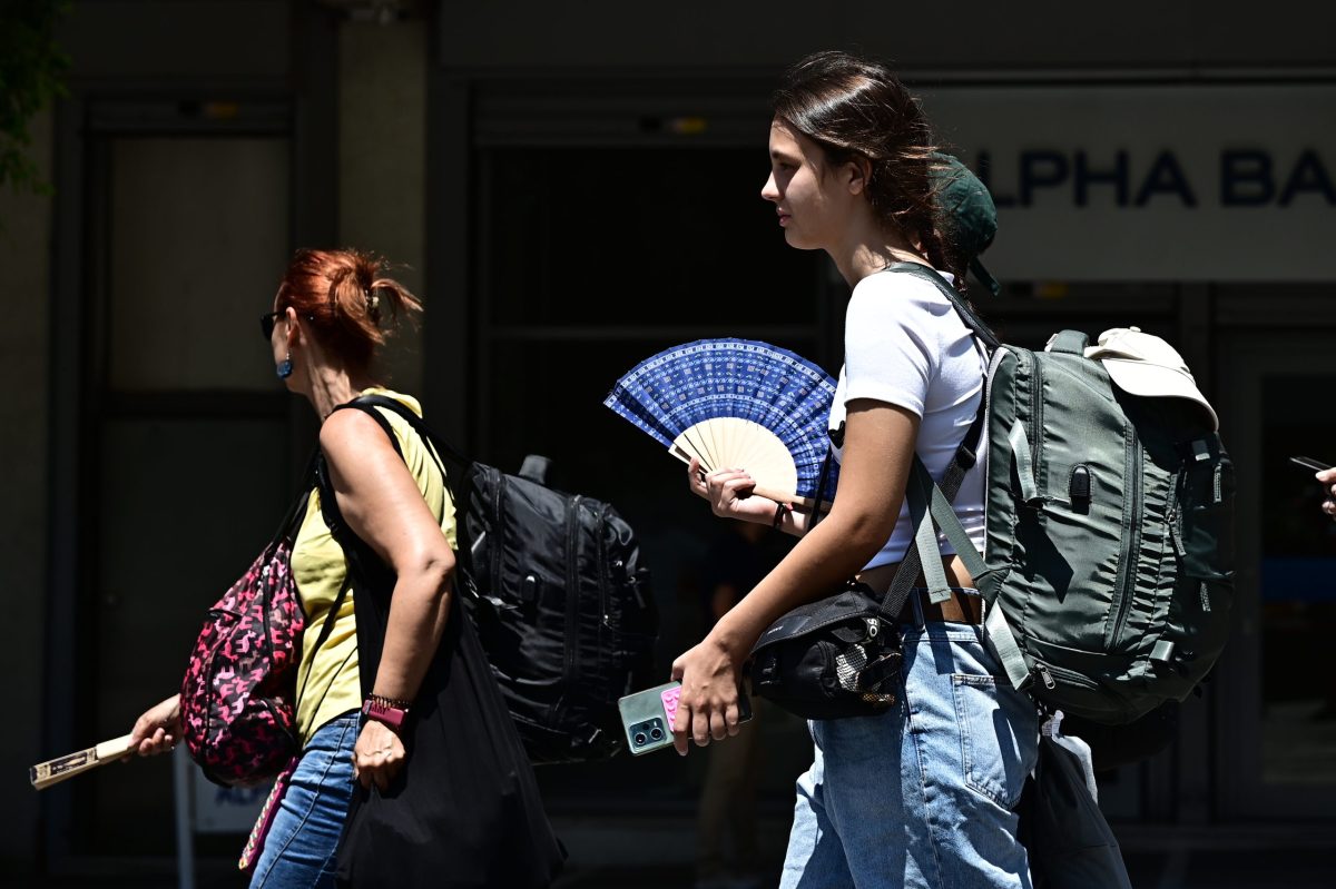 Τουρισμός υπό θερμοκρασία 45°C: Πώς προσαρμόζονται ταξιδιώτες και επιχειρήσεις στον καύσωνα