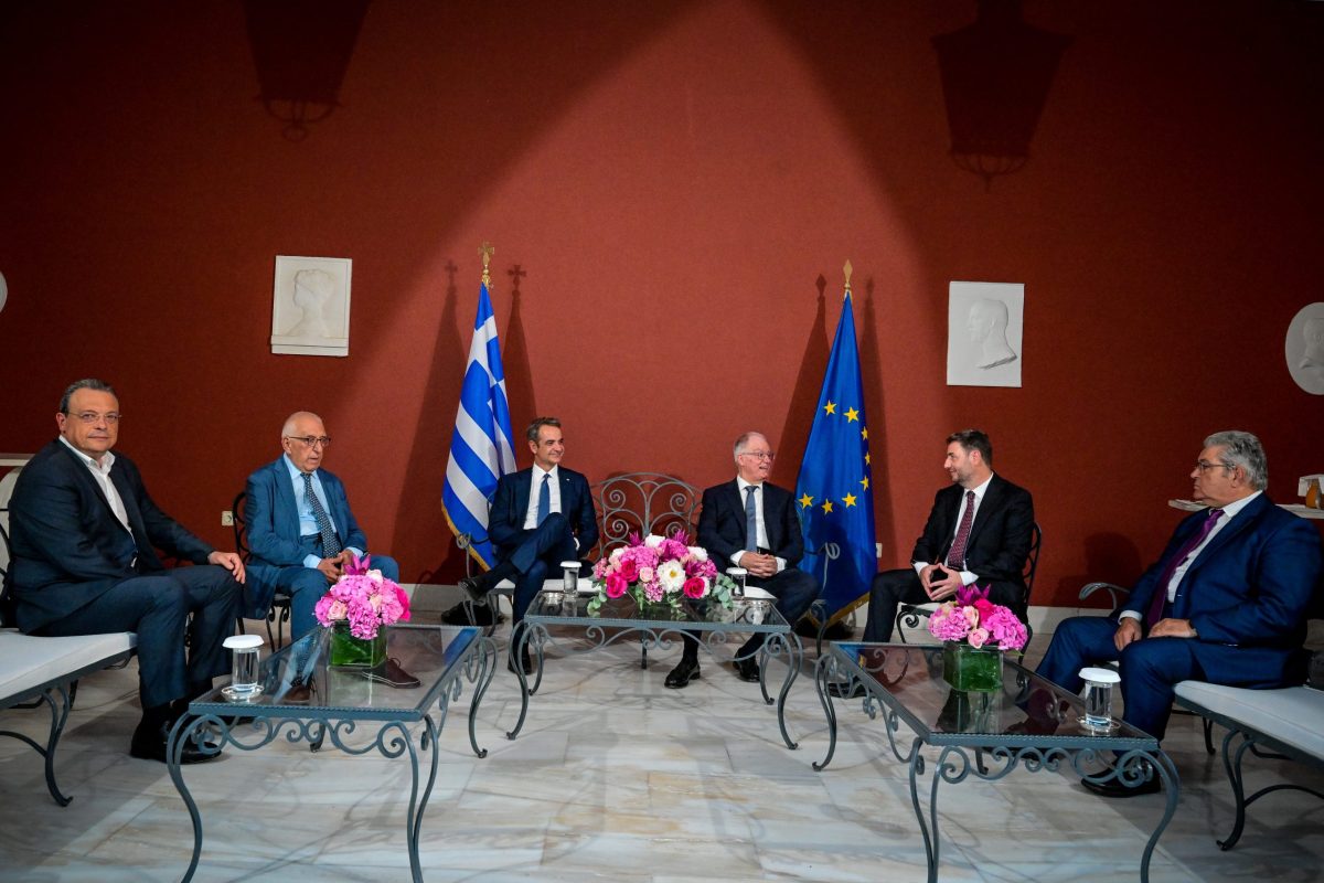 «Είναι πολύ δύσκολο να προσποιούμαστε»: Βαριά ατμόσφαιρα στη δεξίωση για την Αποκατάσταση της Δημοκρατίας – Οι αιχμηροί διάλογοι