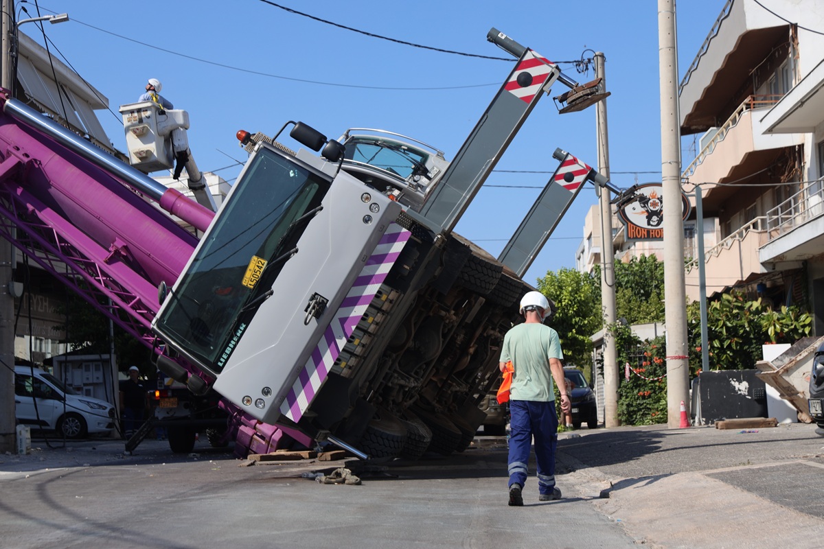 Περιστέρι: Γερανoφόρο όχημα έπεσε σε οικία