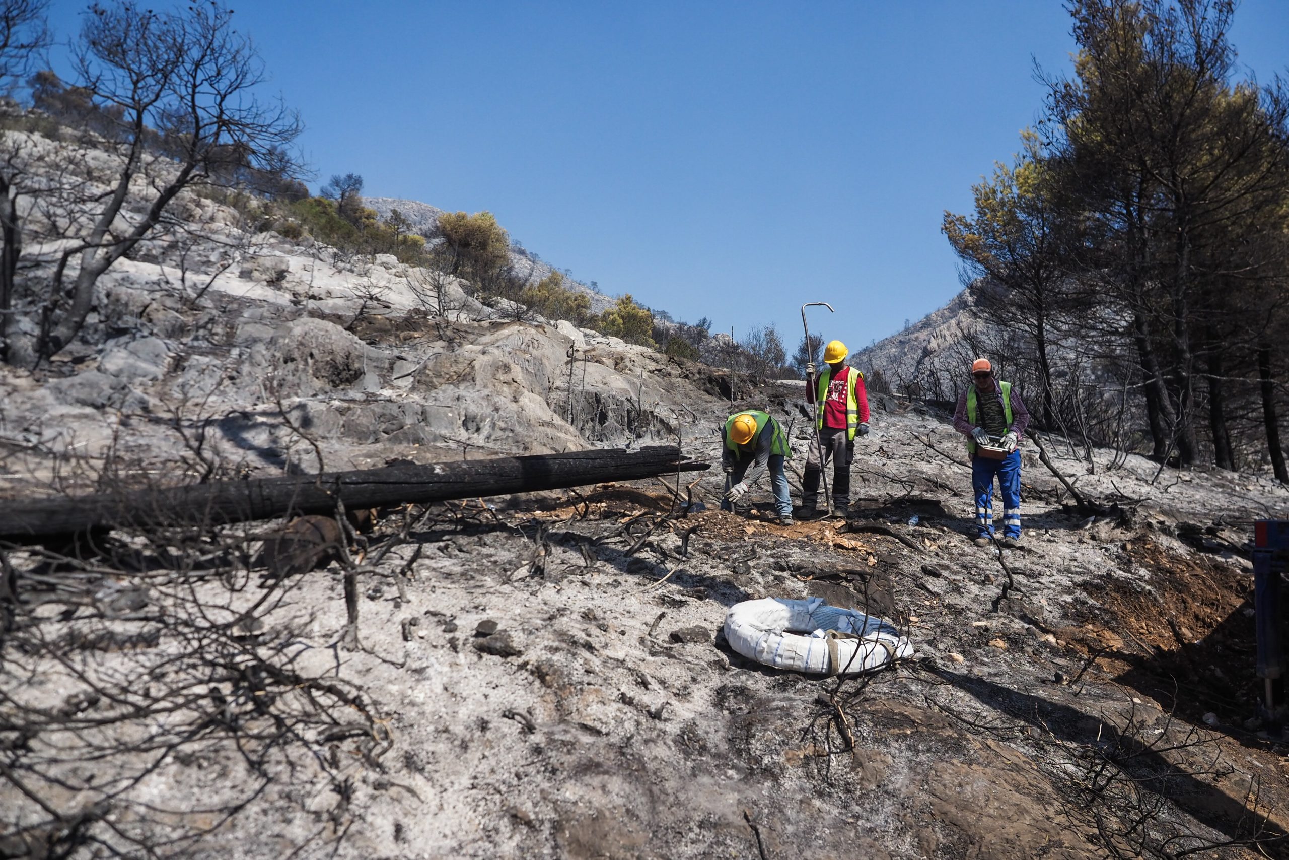 Καλύτερη η εικόνα της φωτιάς στην Εύβοια – Μάχη με τις αναζωπυρώσεις