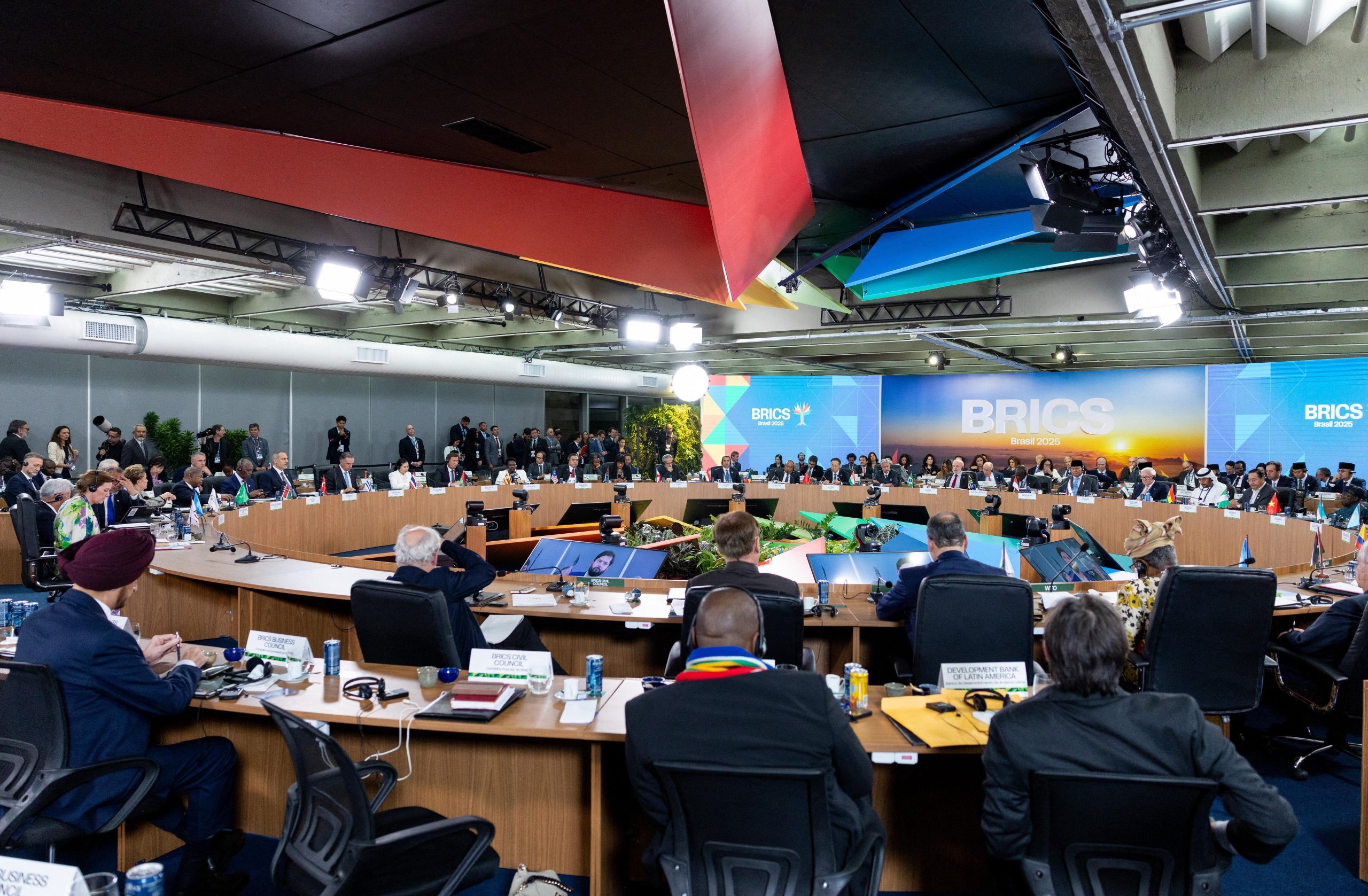Τραμπ εναντίον BRICS: Πώς απαντάνε Ρωσία και Κίνα στις νέες απειλές για δασμούς