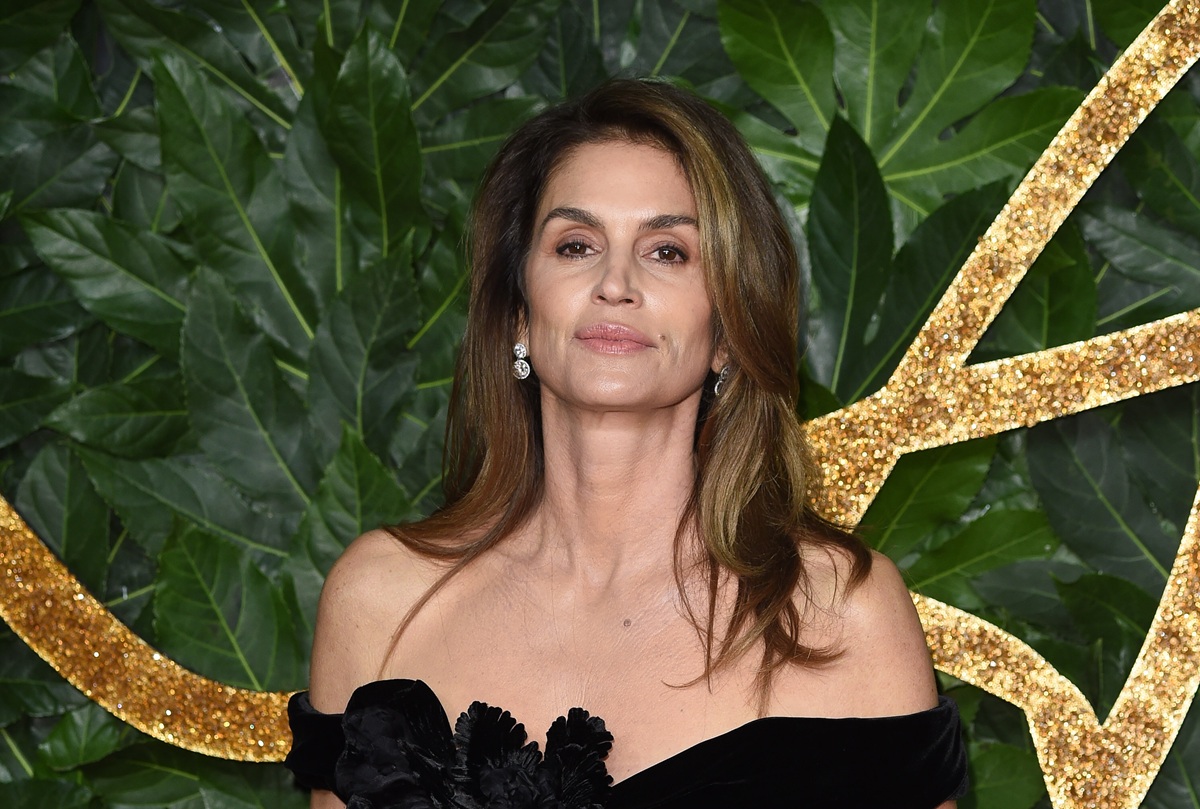 Γιατί η Cindy Crawford δεν κοιτάει το κινητό της το πρωί – και γιατί ίσως πρέπει κι εσύ να το δοκιμάσεις