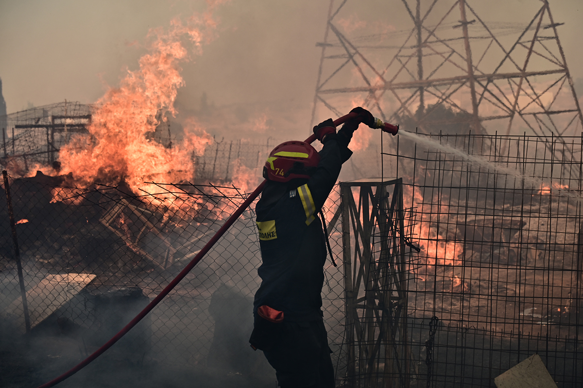 Πύρινα μέτωπα σε Αττική, Εύβοια, Μεσσηνία και Κύθηρα – Κάηκαν σπίτια, εκκενώνονται οικισμοί (upd)