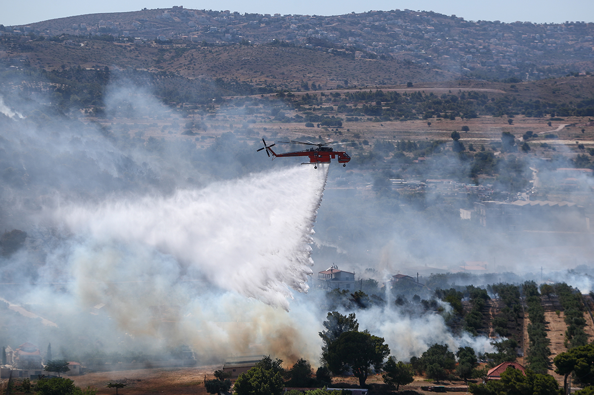 Σε ύφεση η πυρκαγιά στη Ραφήνα