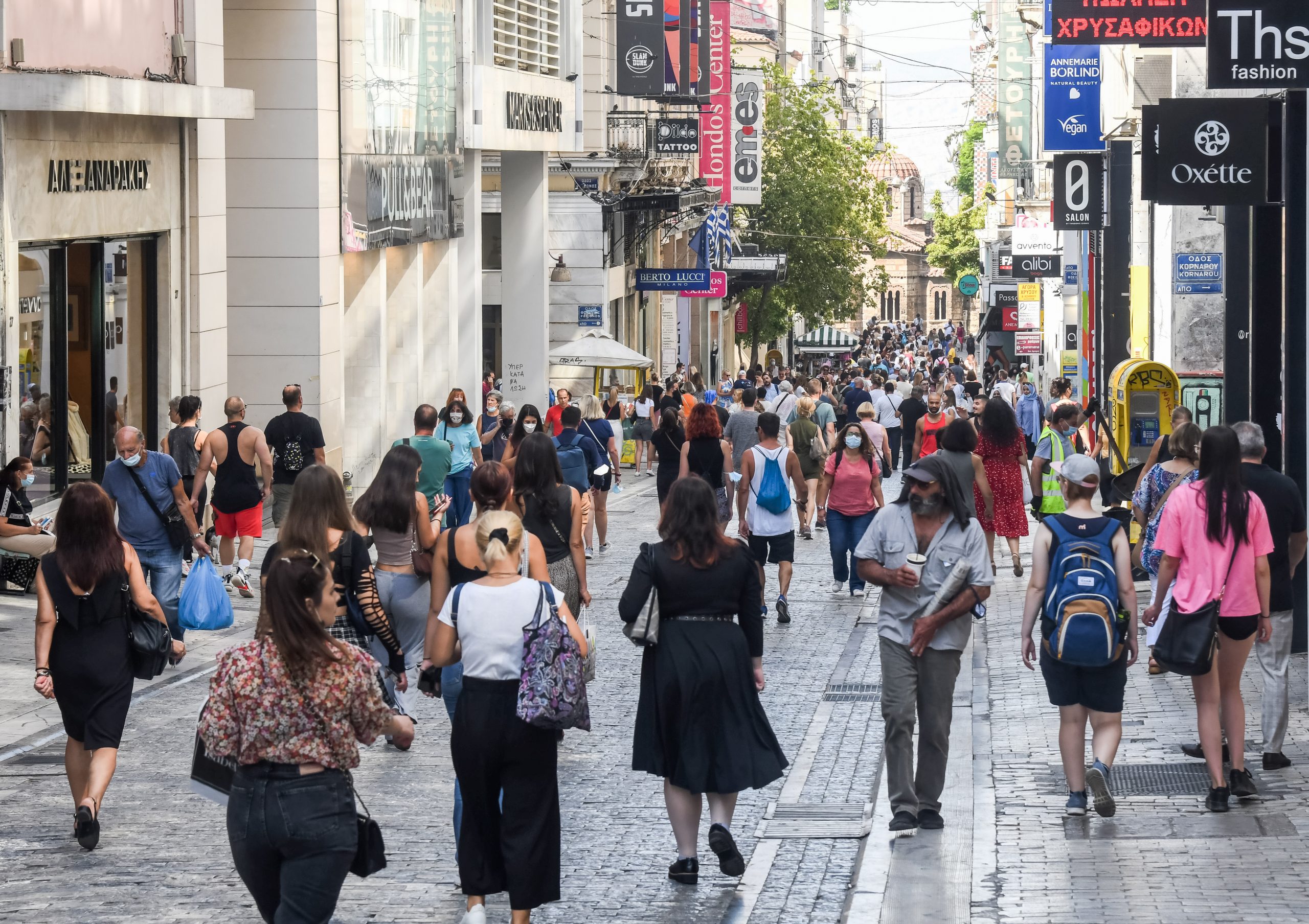 Οι Έλληνες ξοδεύουν περισσότερα από όσα βγάζουν – Τι δείχνουν τα στοιχεία της ΕΛΣΤΑΤ