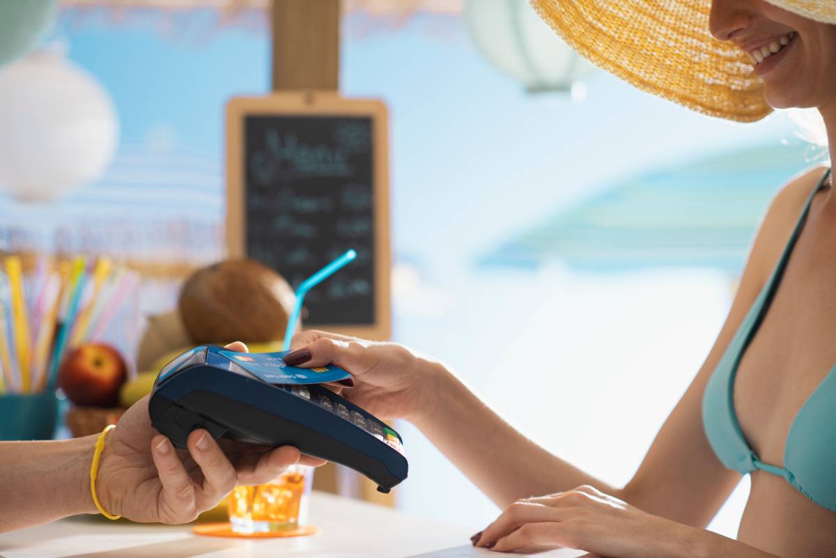 POS και QR στην παραλία: Η μάχη κατά της φοροδιαφυγής πάει… διακοπές