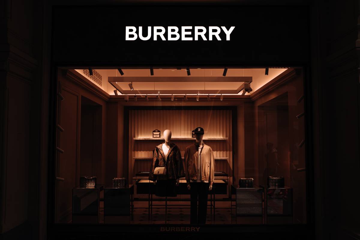 Burberry: Η στροφή στη βρετανική κληρονομιά και τα μπουφάν αποδίδει καρπούς