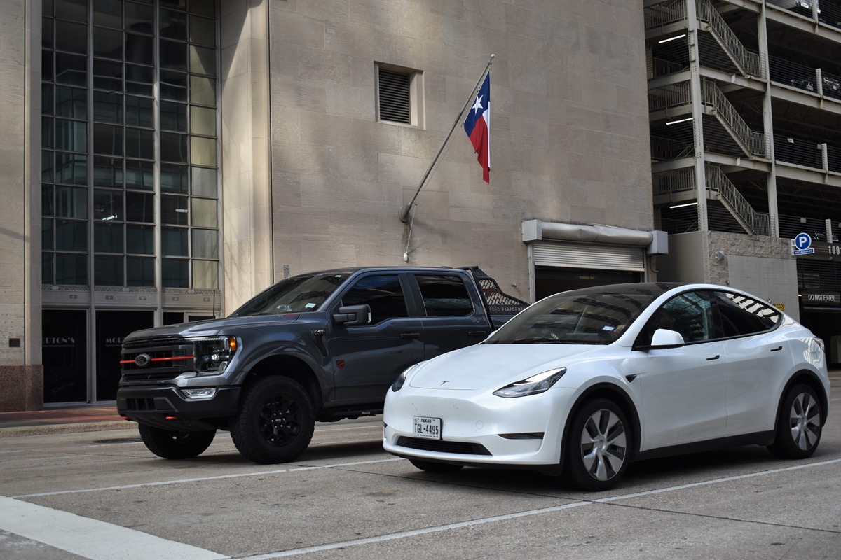 Tesla και Ford «γκαζώνουν»: Τελευταία ευκαιρία για 7.500 δολάρια επιδότηση πριν το «Big Beautiful Bill» του Τραμπ
