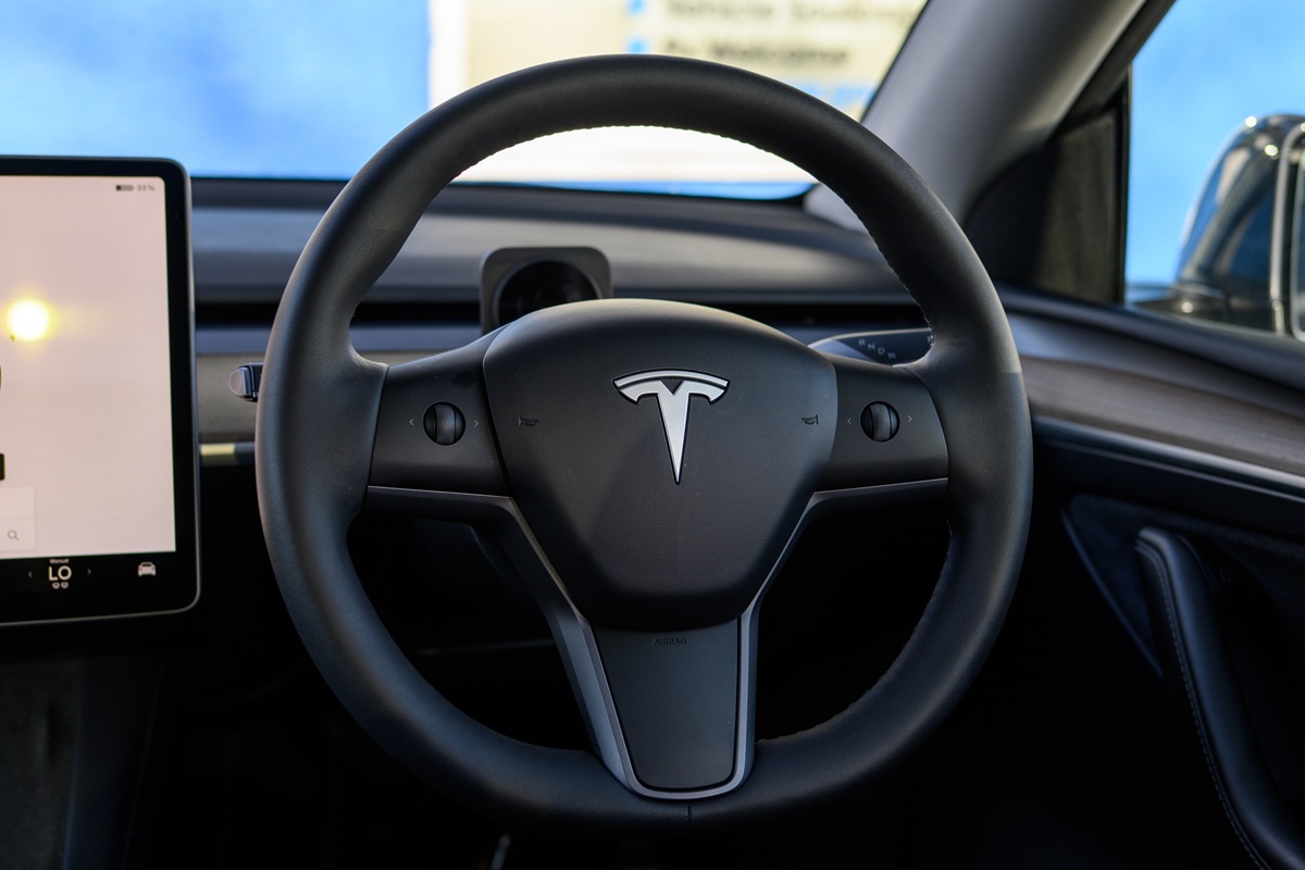 Tesla: Επιδεικνύει πλήρως αυτόνομη οδήγηση στους δρόμους του Λονδίνου
