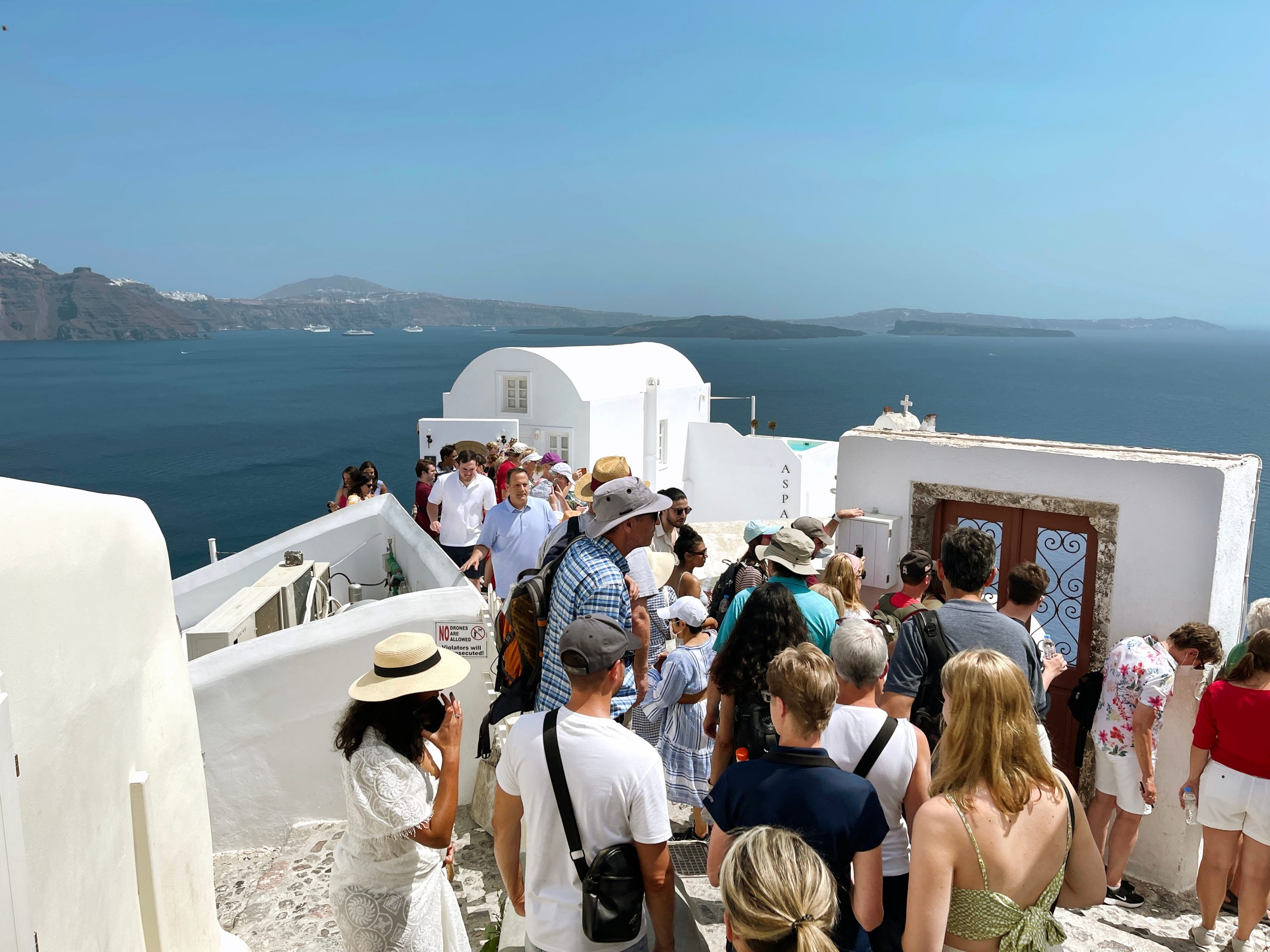 Νέο τοπίο στον τουρισμό: Μένουν σπίτι οι Έλληνες, μειωμένο budget για τους ξένους τουρίστες