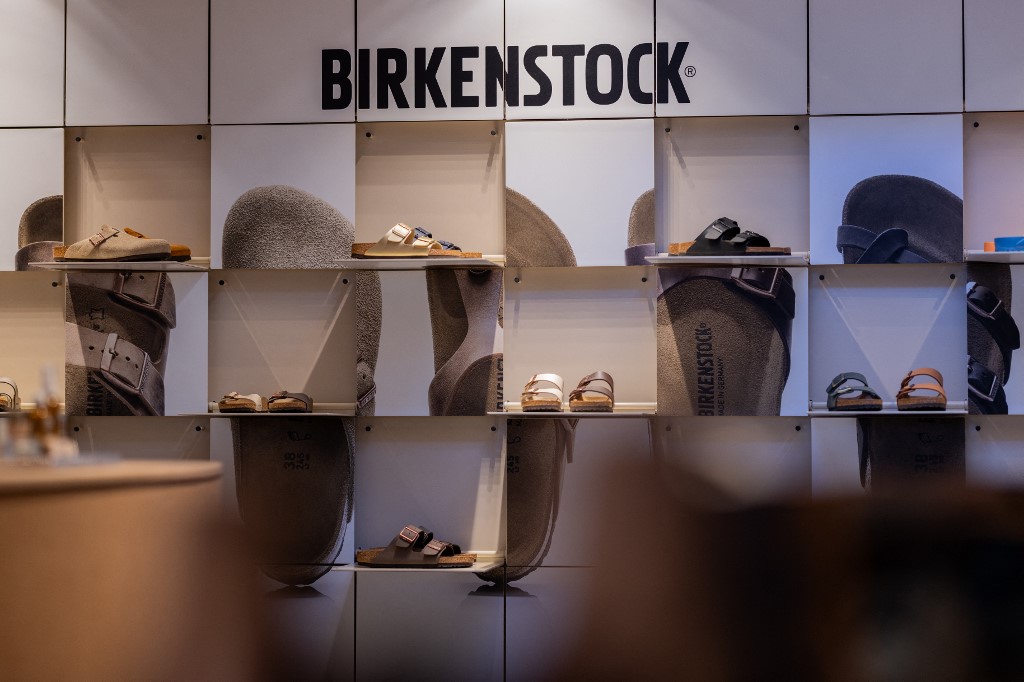 Συνεχίζει να είναι «must-have» η Birkenstock: Κέρδη πάνω από τις εκτιμήσεις – Από πού πήρε ώθηση