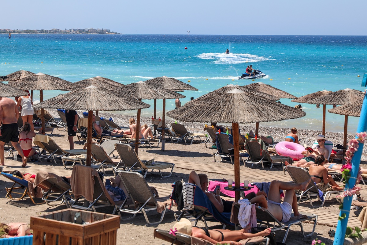 Πώς αμείβεται η αργία του Δεκαπενταύγουστου: Τι ισχύει για εργαζόμενους και επιχειρήσεις