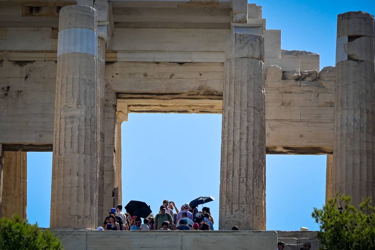 Τουρισμός: Στάσιμες οι αφίξεις, αλλά «πέταξαν» οι εισπράξεις το α’ εξάμηνο του 2025