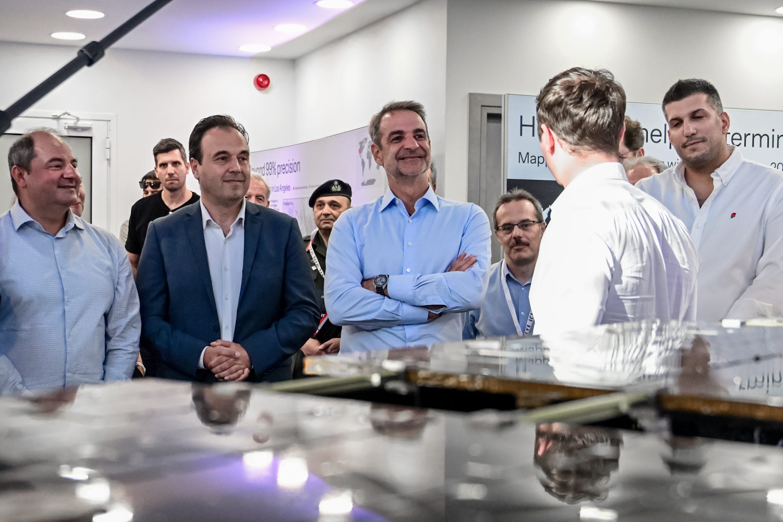 Κυριάκος Μητσοτάκης: Επίσκεψη του πρωθυπουργού στην εταιρεία δορυφόρων ICEYE