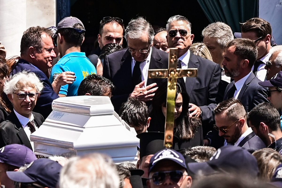 Λένα Σαμαρά: Πλήθος κόσμου στο τελευταίο «αντίο» στο Α’ Νεκροταφείο
