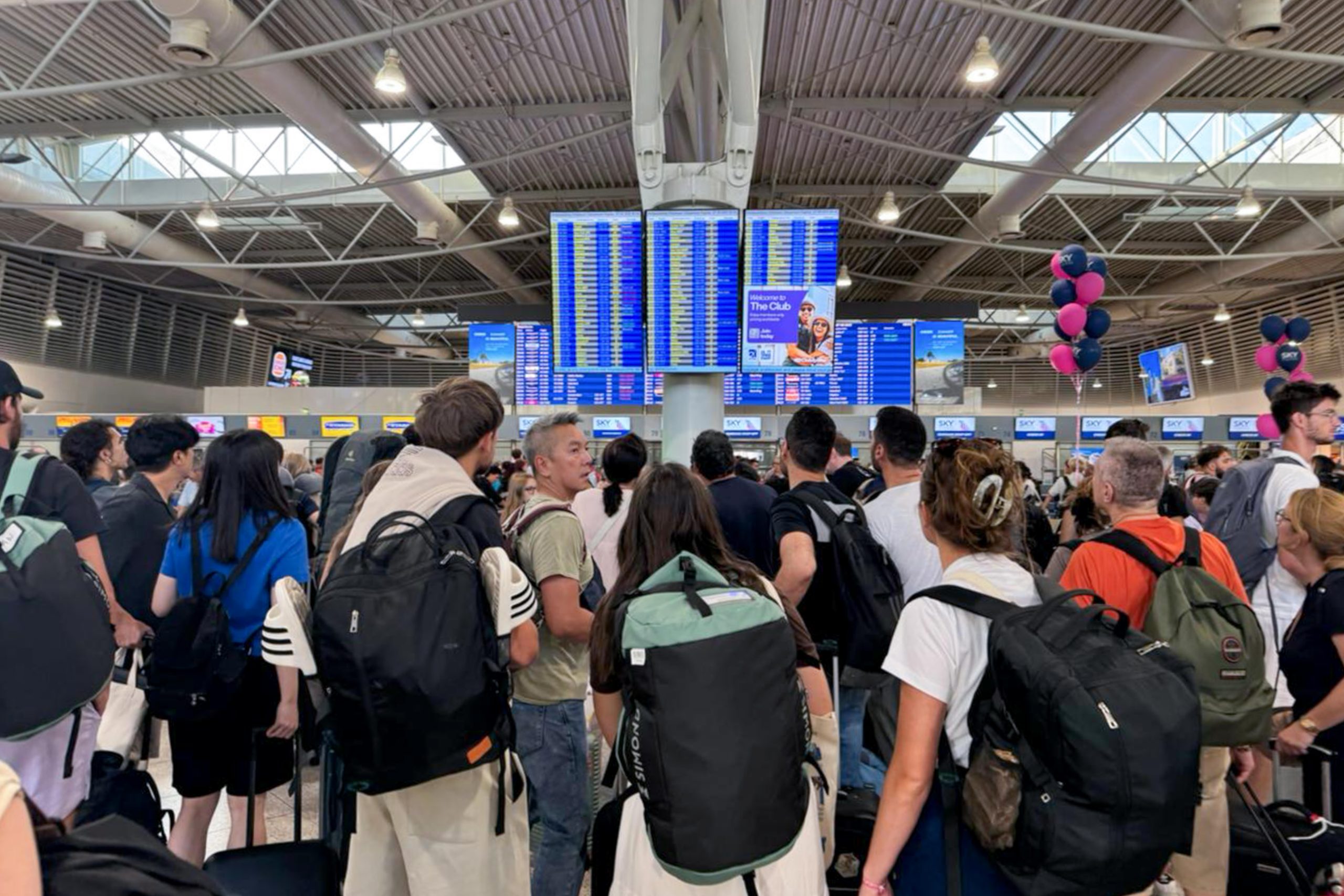 Χάος στα ελληνικά αεροδρόμια: Καθυστερήσεις έως 2 ώρες, ταλαιπωρία για χιλιάδες επιβάτες